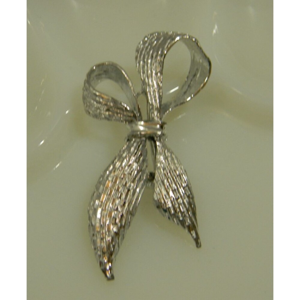 Vintage Gerry's Silvertone Textured Bow Ribbon Pin Broach Brooch EUC